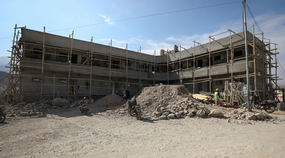 Tavakkol Karman Vakfı, Taiz'deki el-Muzaffer bölgesinde 700 milyon riyal maliyetle bir eğitim kompleksinin inşasının başladığını duyurdu